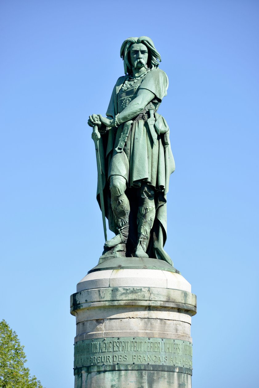 Vercingetorix (Kr. e. 72-46), gall vezető kolosszális szobra - Millet Aime (1819-1891) szobra 6,60 m magas erige 1865-ben a Mont Auxois nyugati részén (7 méter magasan Viollet Le Duc) Alise Sainte Reine 1865 alkotó: Aime Millet