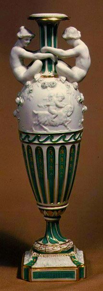Parian porcelán figurákkal díszített Minton váza, 1855 körül (csontporcelán) alkotó: Albert Ernest Carrier Belleuse