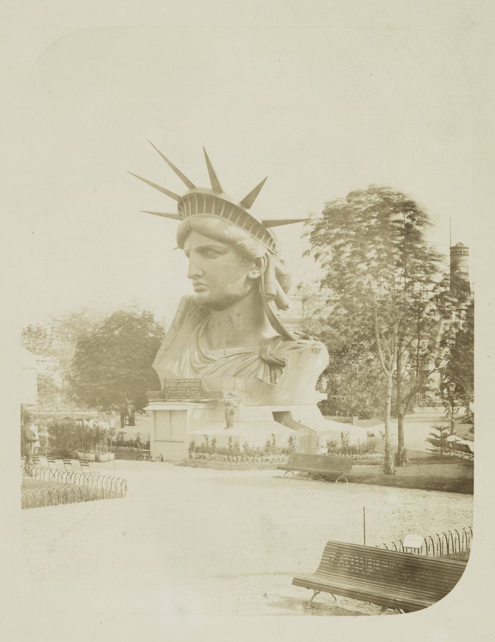 Egy párizsi parkban kiállított Szabadság-szobor feje, 1883 alkotó: Albert Fernique