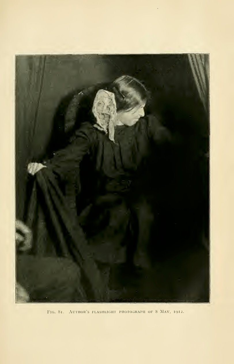Eva Carrière ektoplazmát állít elő, Párizs, 1912. május 8., Albert von Schrenck-Notzing „A materializáció jelenségei: hozzájárulás a médiumisztikus teleplasztika vizsgálatához” című könyvéből. alkotó: Albert Freiherr von Schrenck Notzing