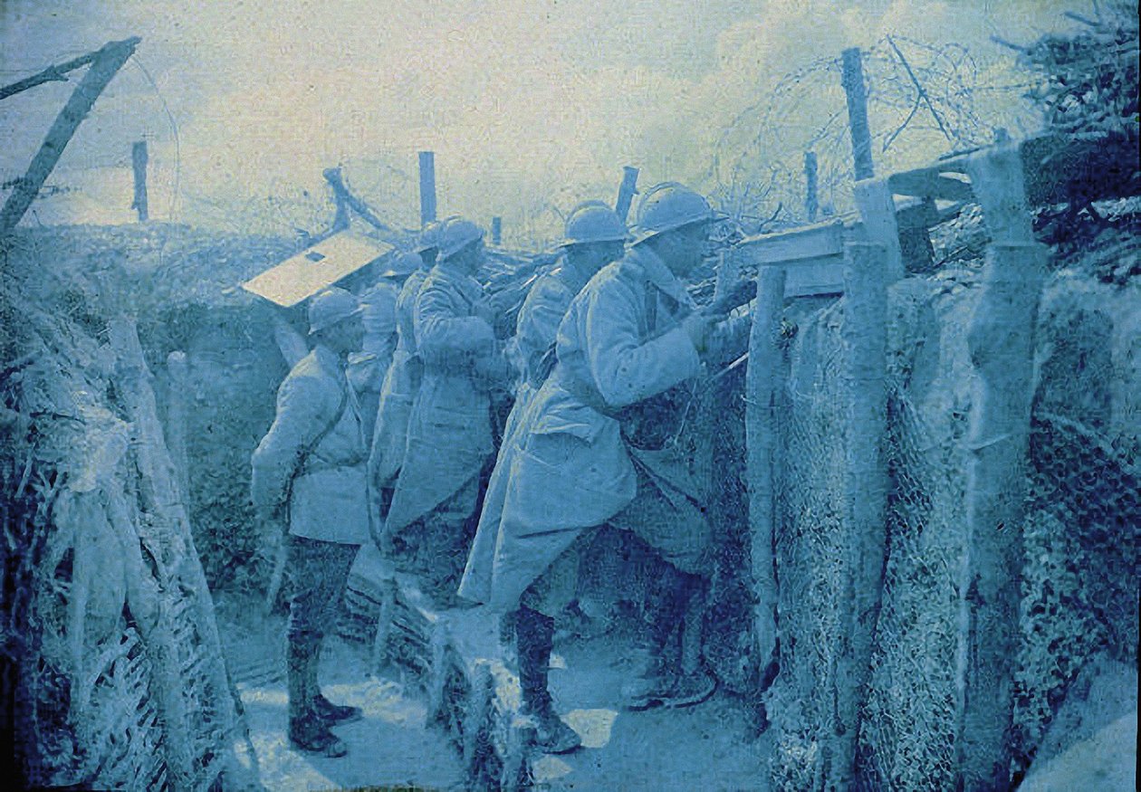 Egy francia lehallgatóállomás: katonák egy lövészárokban a nyugati fronton, Franciaország, 1916 (autokróm) alkotó: Albert Samama Chikli