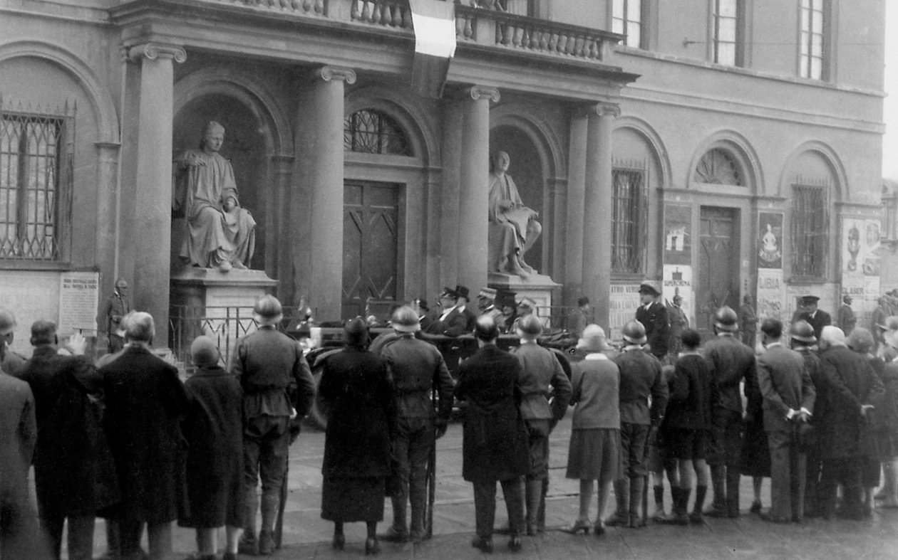Emberek tömege a Piazza Duomo-n a Re Vittorio Emanuele III firenzei látogatása alkalmából alkotó: Alberto Fierli