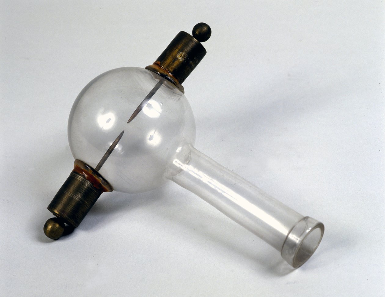 Alessandro (Alexandre) Volta elektromos fegyvere metánt gyújtott meg. Tudományos és Technológiai Múzeum, Milánó. alkotó: Alessandro Volta