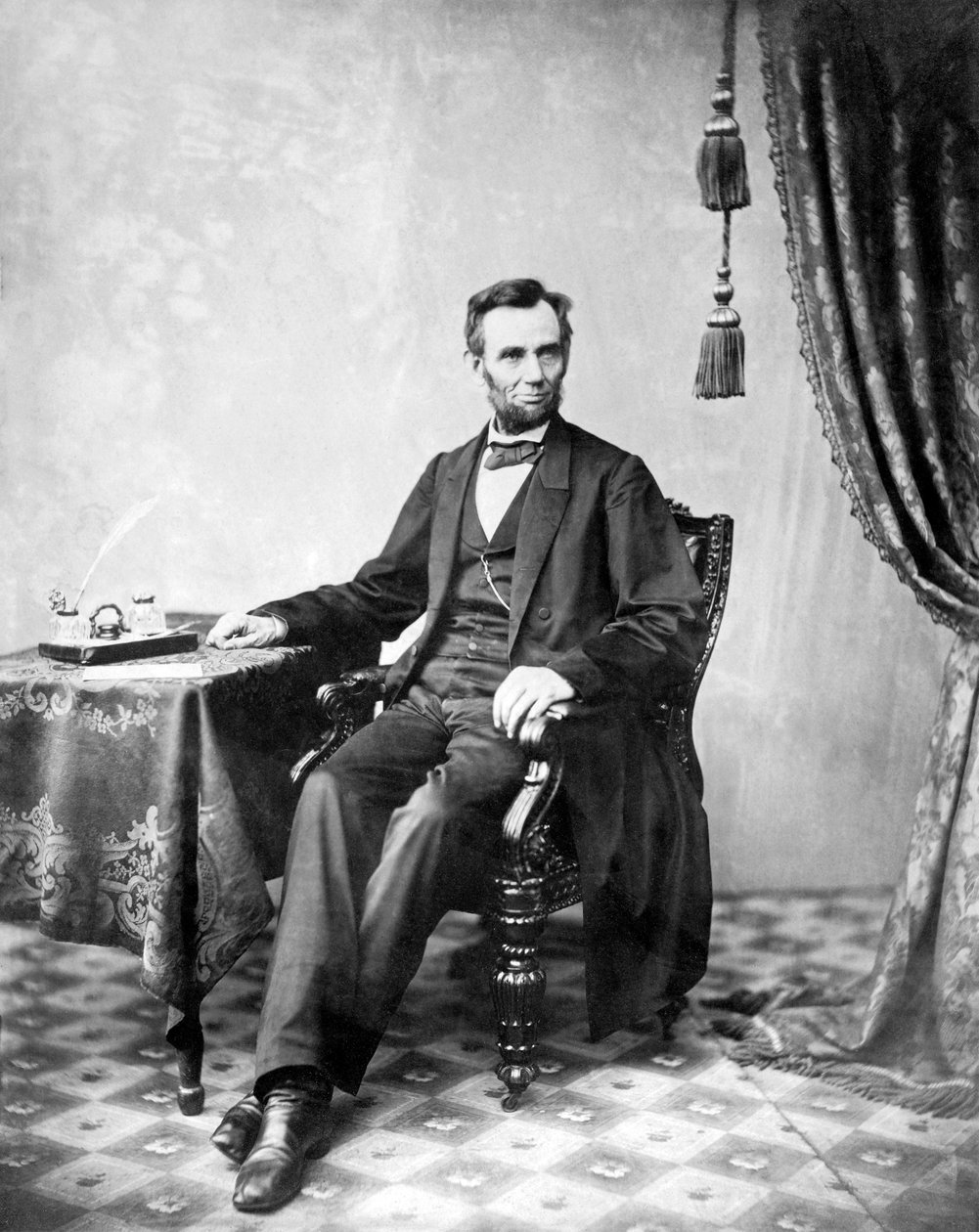 Abraham Lincoln pózol Gardner új galériájában alkotó: Alexander Gardner