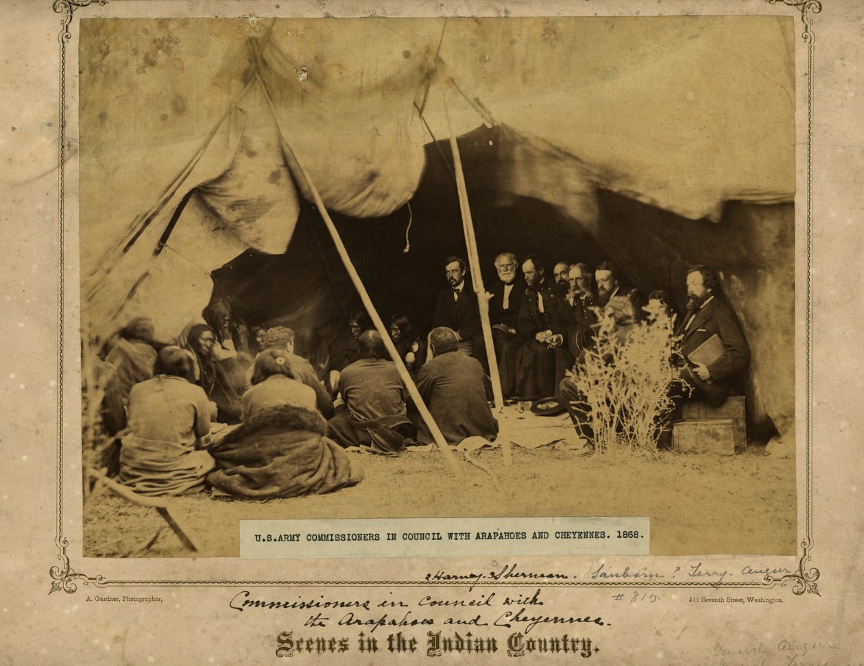 Amerikai hadseregbiztosok a Tanácsban Arapahoes és Cheyennes társaságában. Fort Laramie, Wyoming. William S. Harney tábornok és William T. Sherman alkotó: Alexander Gardner