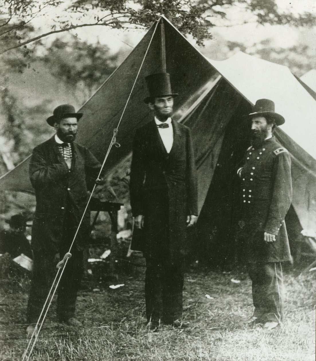 Abraham Lincoln Allan Pinkertonnal és John A. McClernand vezérőrnaggyal, 1862 alkotó: Alexander Gardner
