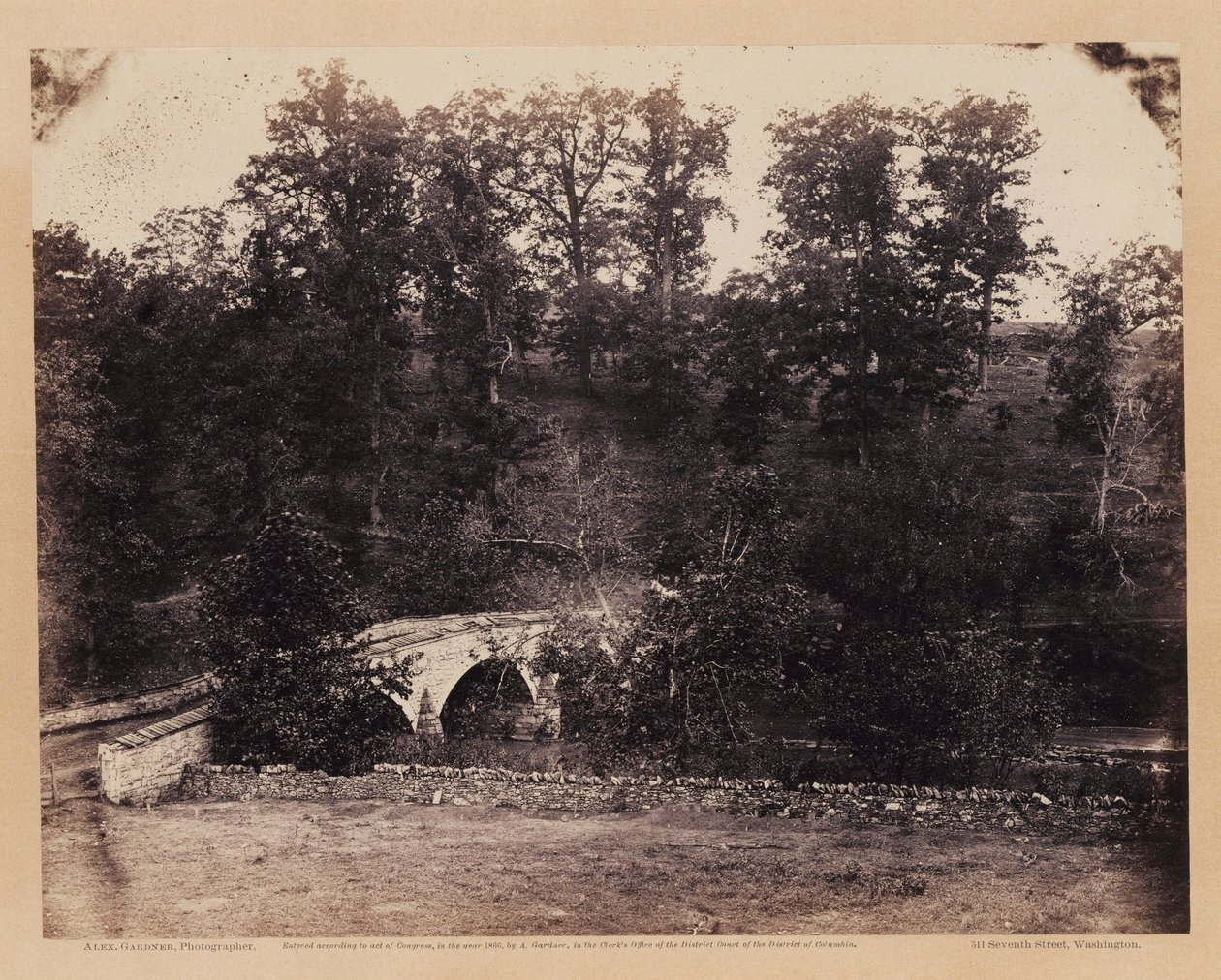 Burnside híd, az Antietam patakon átívelő híd, Maryland, Gardner polgárháborús vázlatkönyvéből alkotó: Alexander Gardner