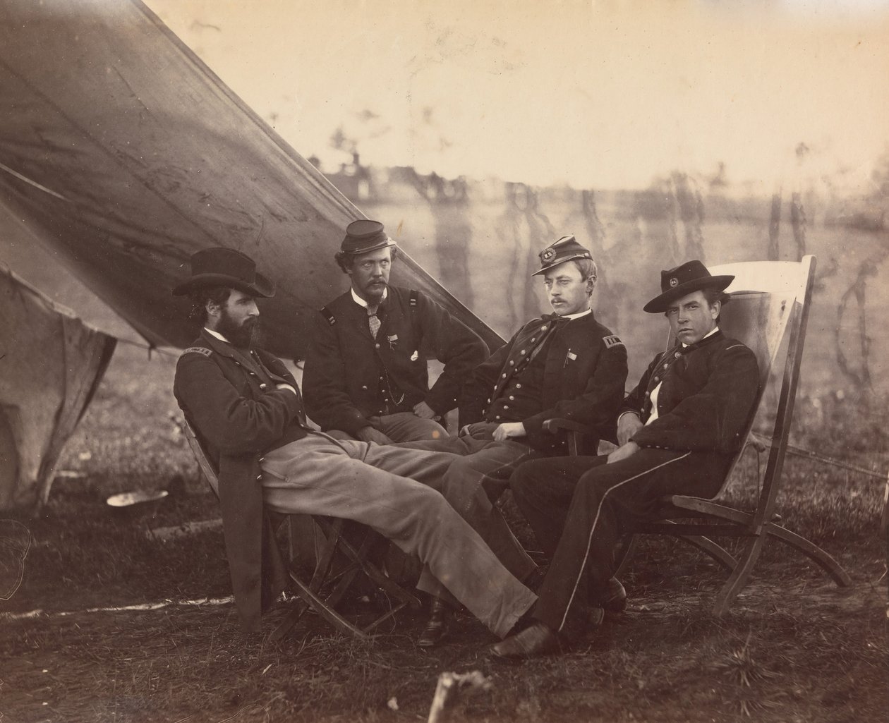 [Négy tiszt], kb. 1864. alkotó: Alexander Gardner