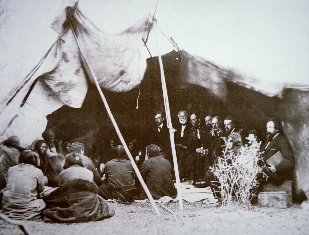 William T. Sherman tábornok (1820-91) elnököl a Fort Laramie-i szerződésben Red Cloud főnökkel, 1868. április (f/w fotó) alkotó: Alexander Gardner