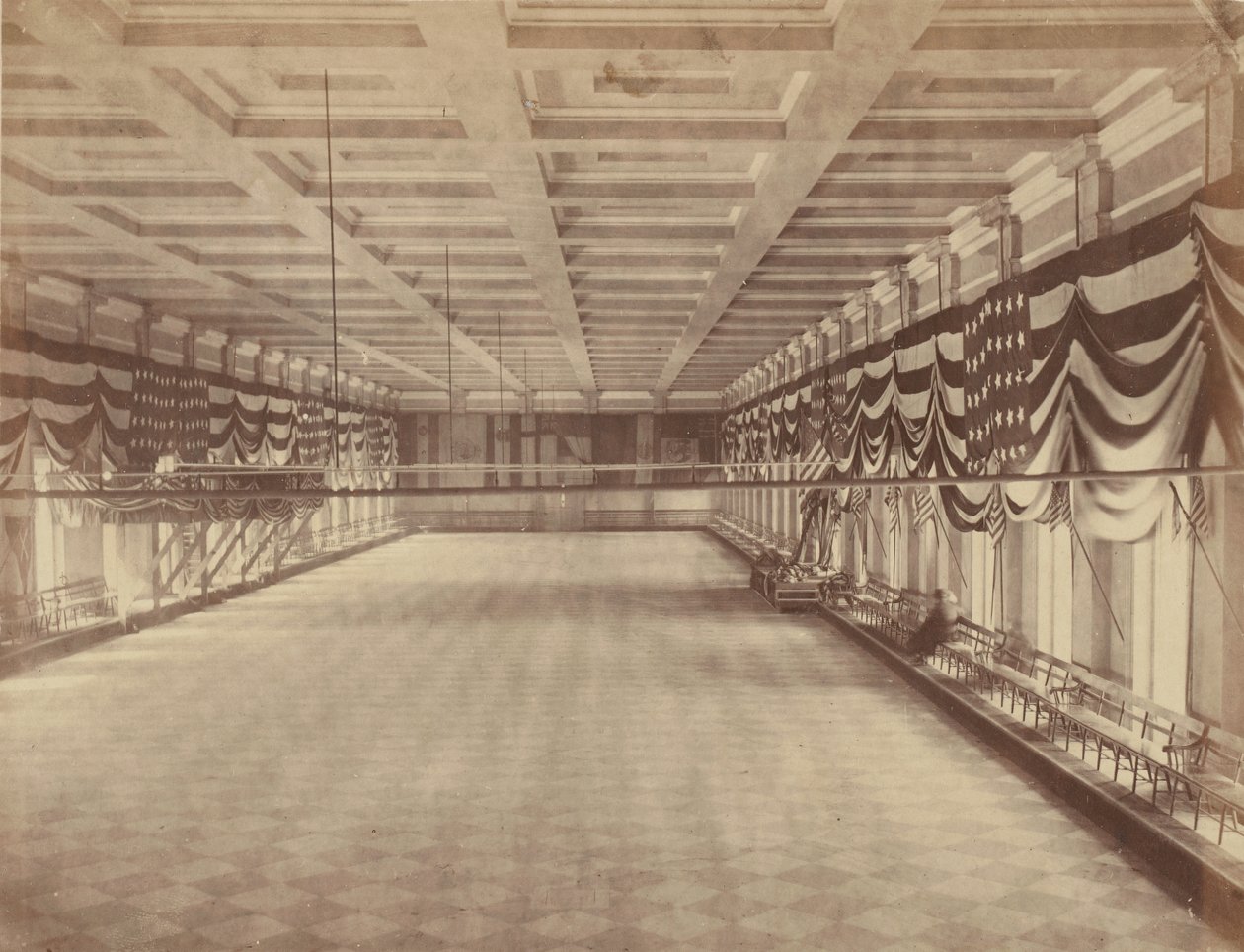 [Lincoln második beavató báljának báltermének belső képe], 1865. március. alkotó: Alexander Gardner