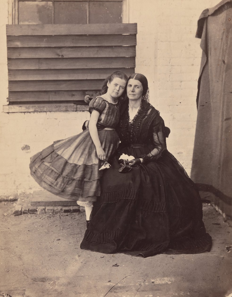 Mrs. Greenhow és lánya, bebörtönözték az Old Capitoliumban, Washingtonban, 1862. alkotó: Alexander Gardner