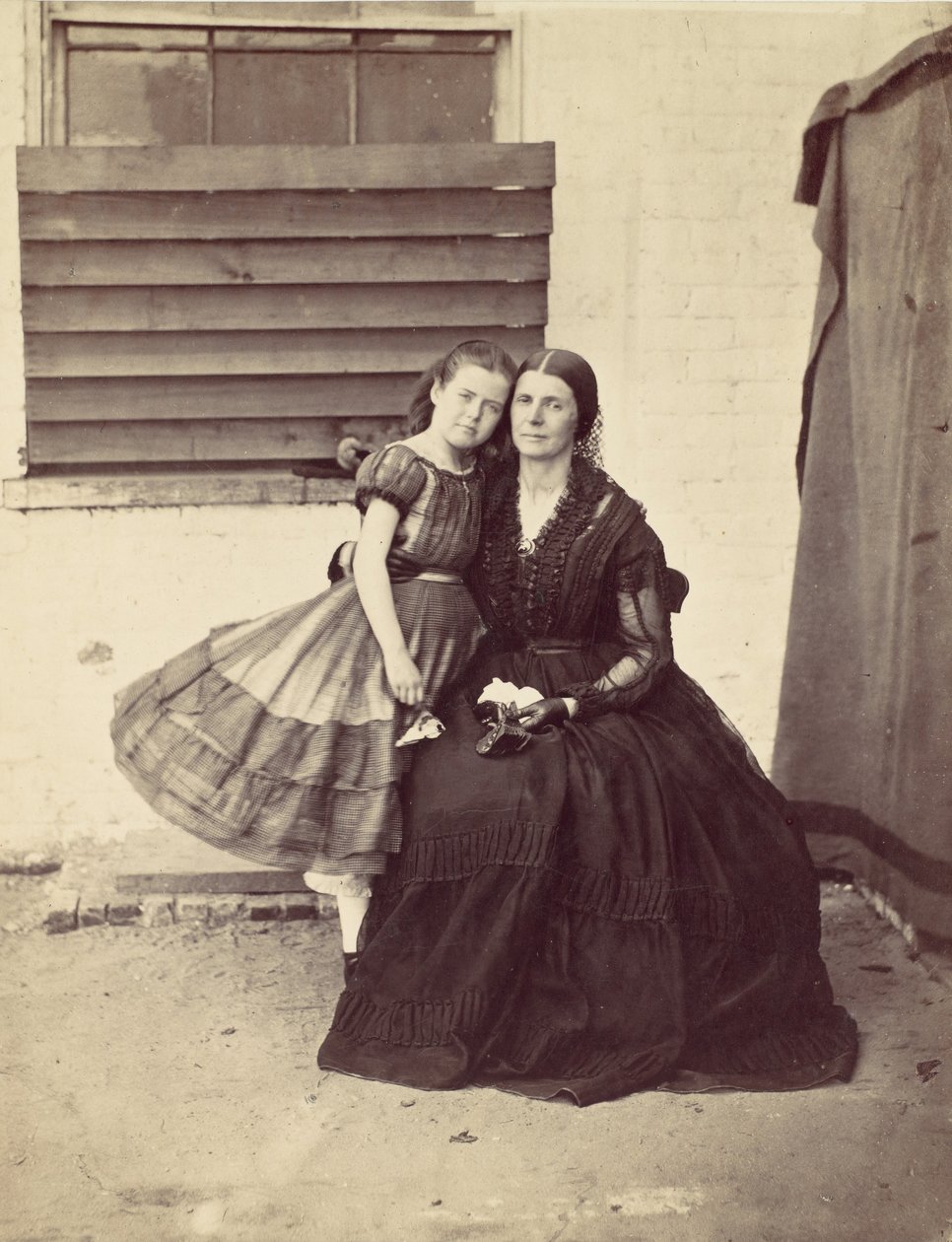 Mrs. Greenhow és lánya, bebörtönözték az Old Capitoliumban, Washingtonban, 1862. alkotó: Alexander Gardner