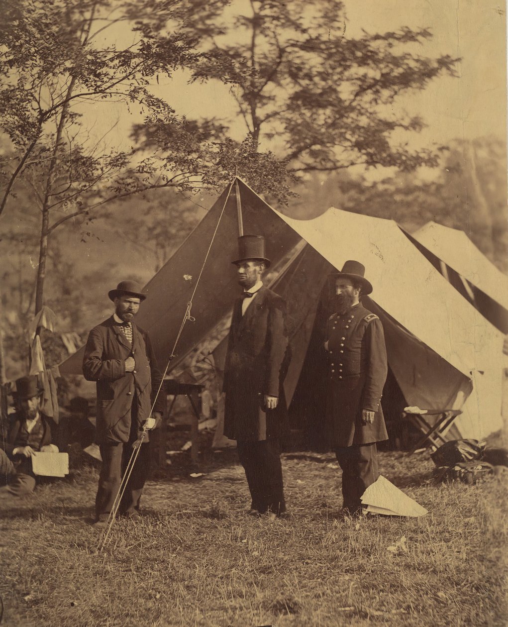[Abraham Lincoln elnök, John A. McClernand vezérőrnagy jobbra és E. J..., 1862. október 4. alkotó: Alexander Gardner