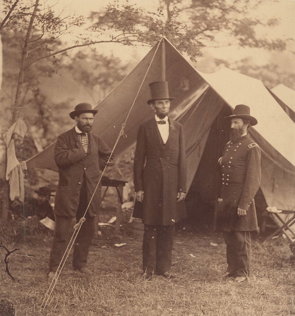 [Abraham Lincoln elnök, John A. McClernand vezérőrnagy jobbra és E. J..., 1862. október 3. alkotó: Alexander Gardner