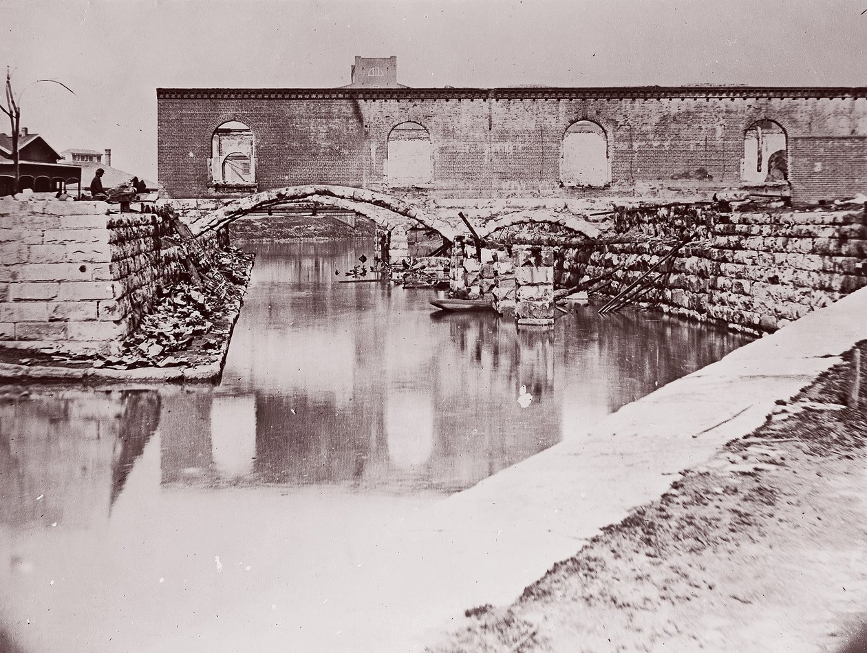 Romok a Canal Basin közelében, Richmond, 1865. alkotó: Alexander Gardner