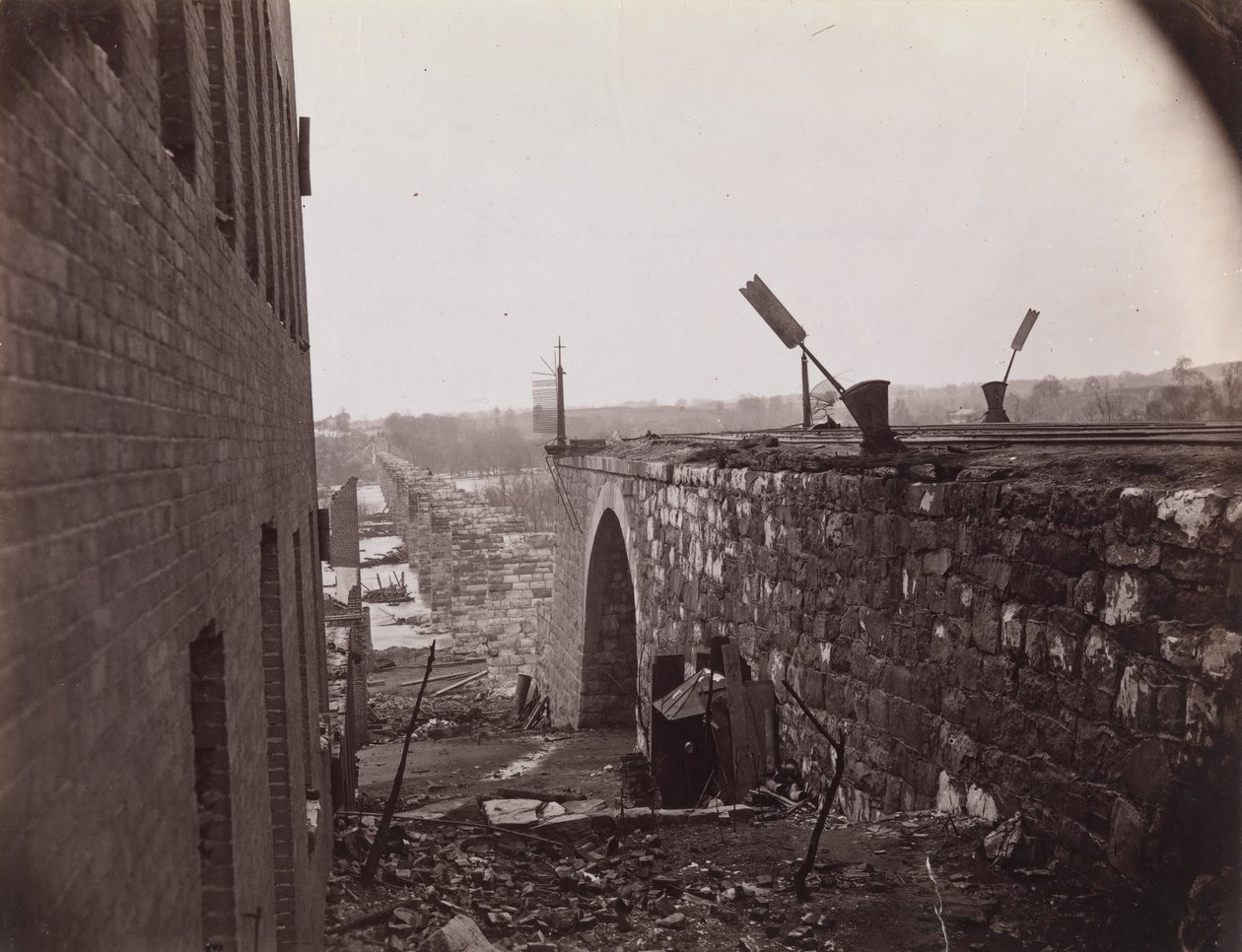 Richmond & Petersburg Railroad Bridge romjai, Richmond, Virginia, kb. 1865. alkotó: Alexander Gardner