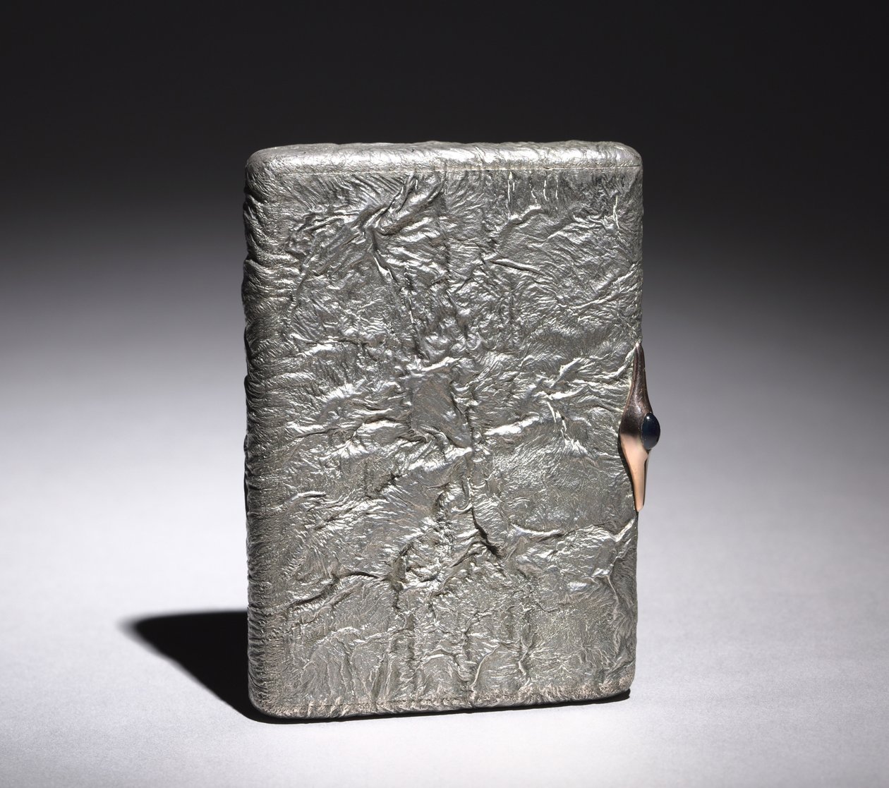 Cigaretta doboz, 1896 után (ezüst, kabókon zafír aranyba szerelve) alkotó: Alexander Karpov