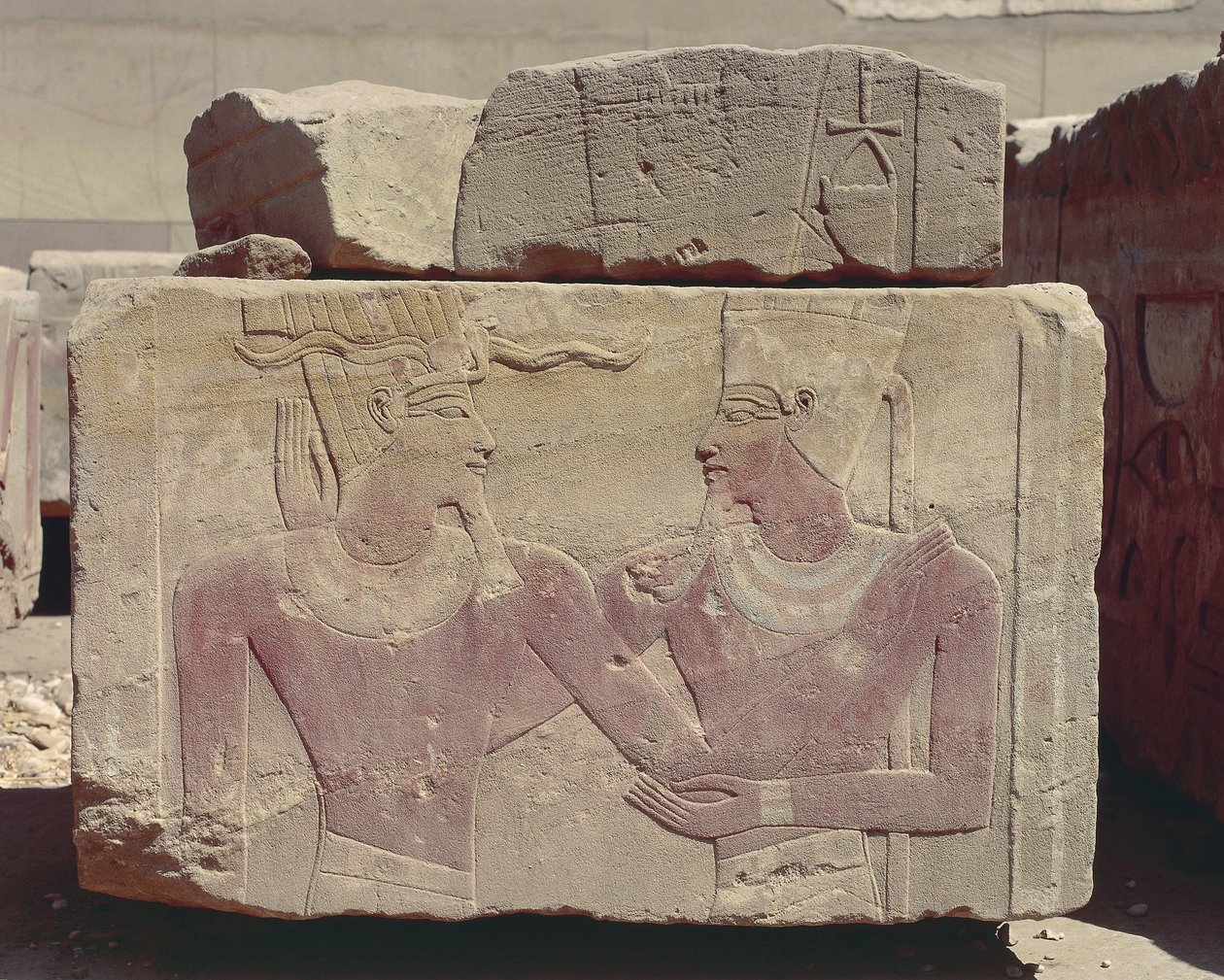 Egyiptom, Karnak, festett relief Hatsepszut fáraó és Amon isten ábrázolásával alkotó: Nicolas Toussaint Charlet