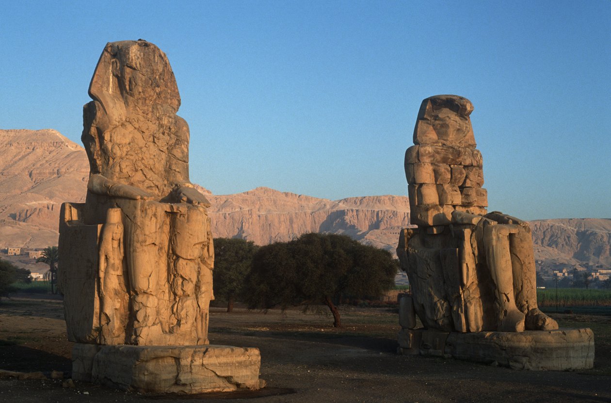 Egyiptom, az ókori Théba, Amenhotep III. Memnóni kolosszus szobrai alkotó: Nicolas Toussaint Charlet
