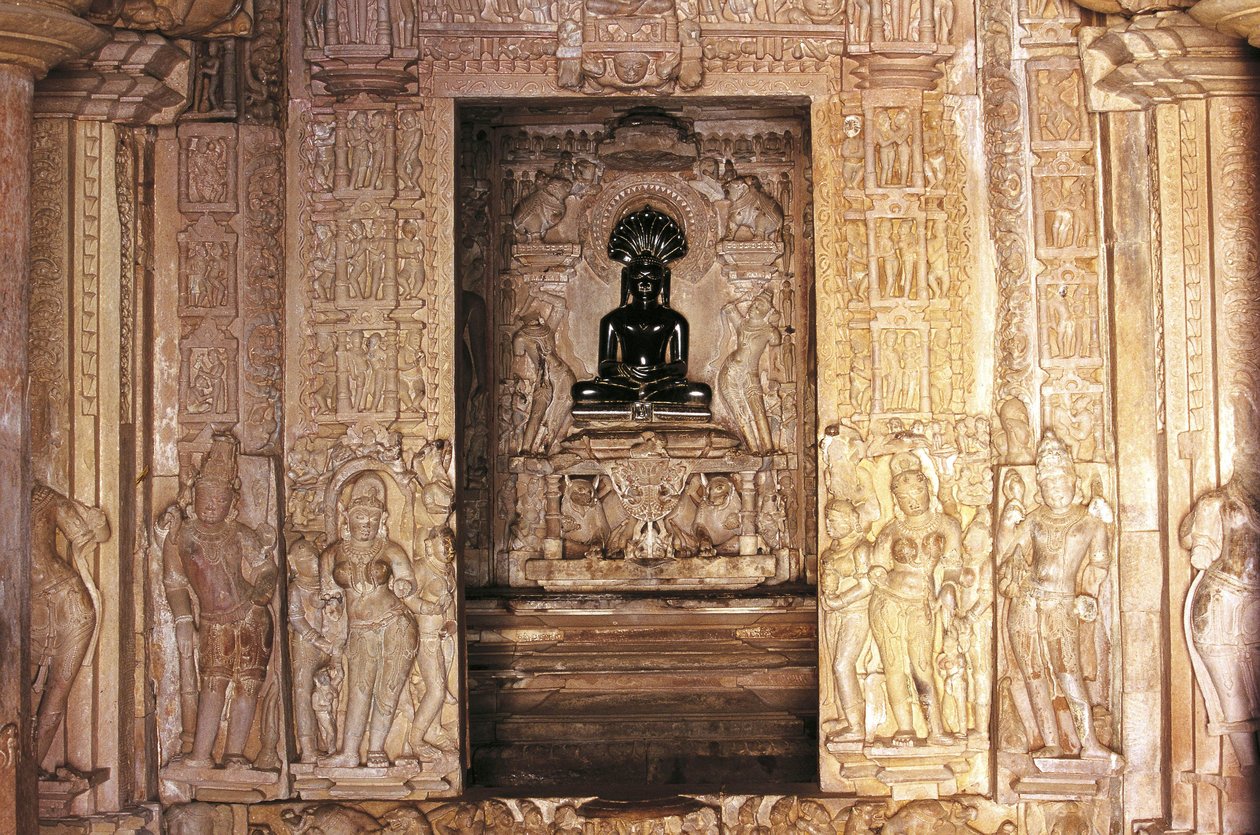 Bejárat és oltár, Parshvanatha templom, Khajuraho műemlékcsoport (UNESCO világörökségi lista alkotó: Nicolas Toussaint Charlet