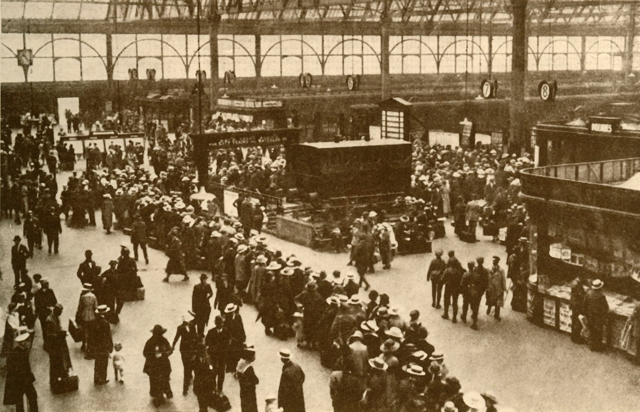 „Vonatokra váró nyaralók sora a Waterloo állomáson, London”, 1930. alkotó: Alfieri