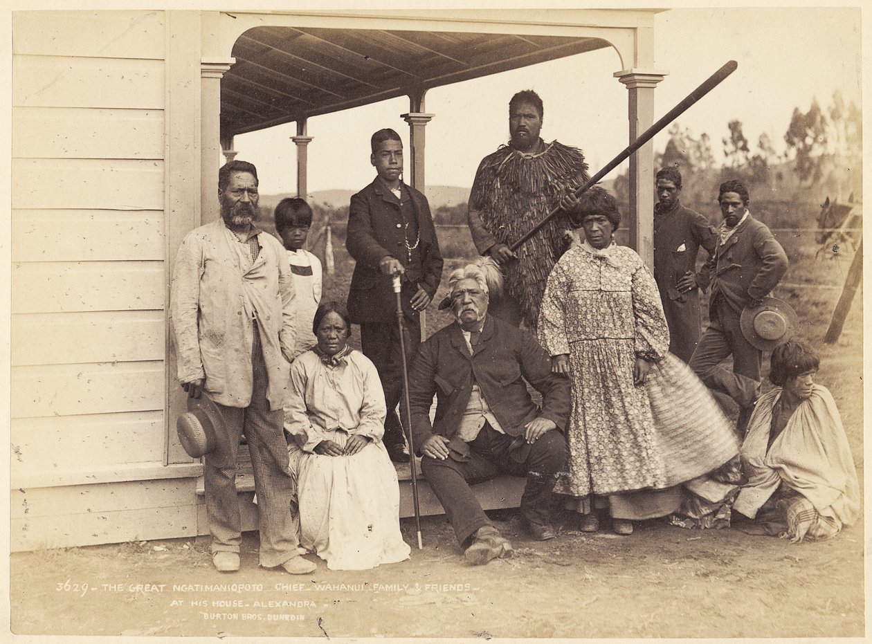 A Nagy Ngatimaniopoto főnök, Wahanaui családjával és barátaival Alexandra-i házában, 1885. június 7. (albumnyomat) alkotó: Alfred Burton