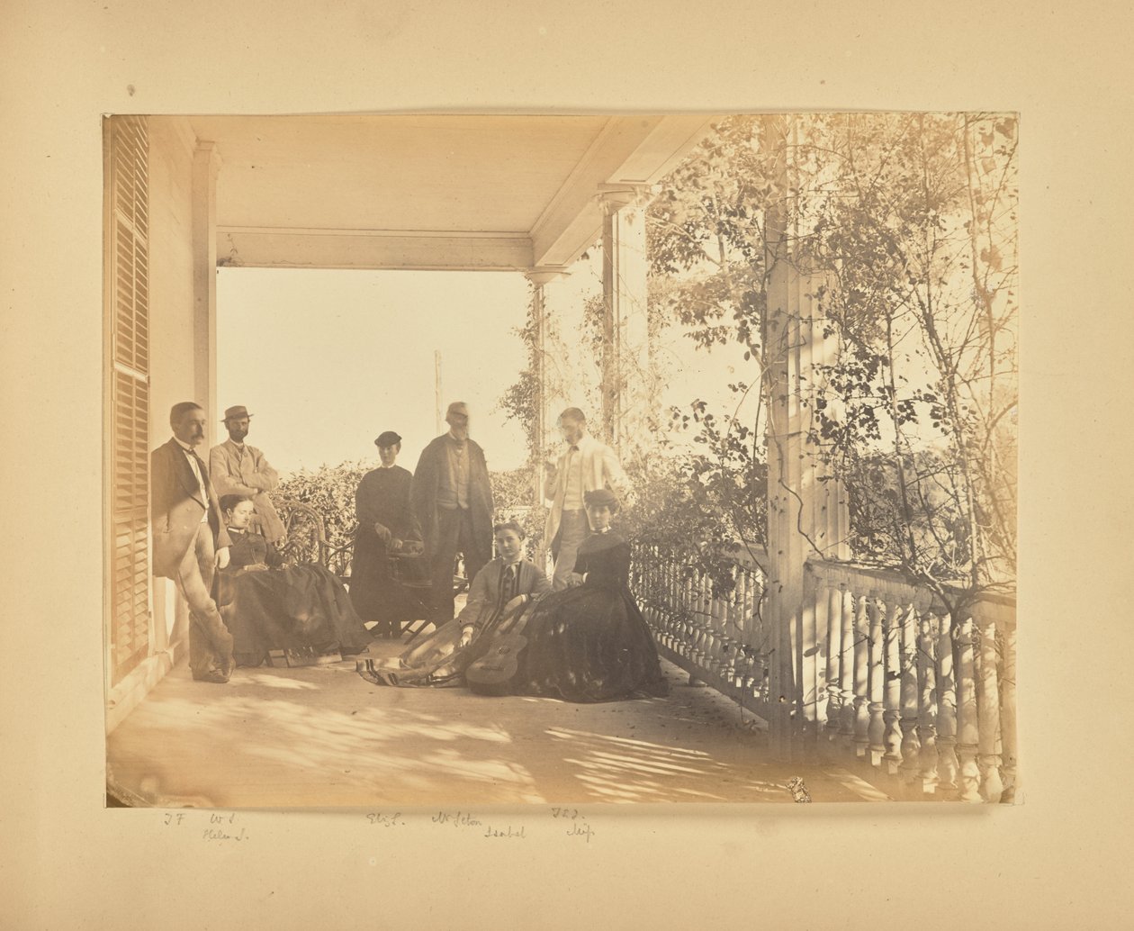 [Csoportkép a verandán] alkotó: Alfred Booth