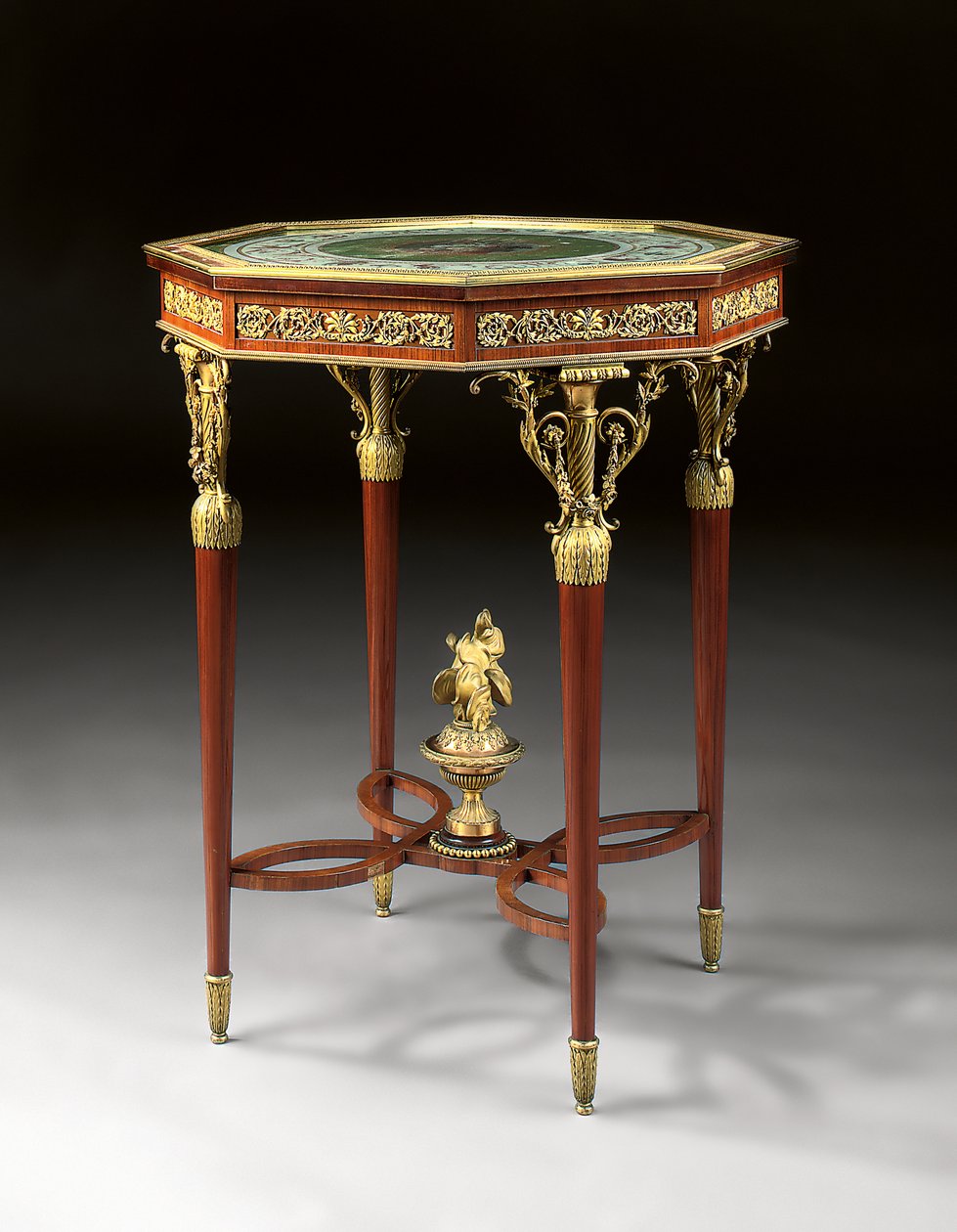 Egy XVI. Lajos stílusú gueridon (ormolu, mahagóni és gouache) (lásd még: 362848) alkotó: Alfred Emmanuel Louis Beurdeley