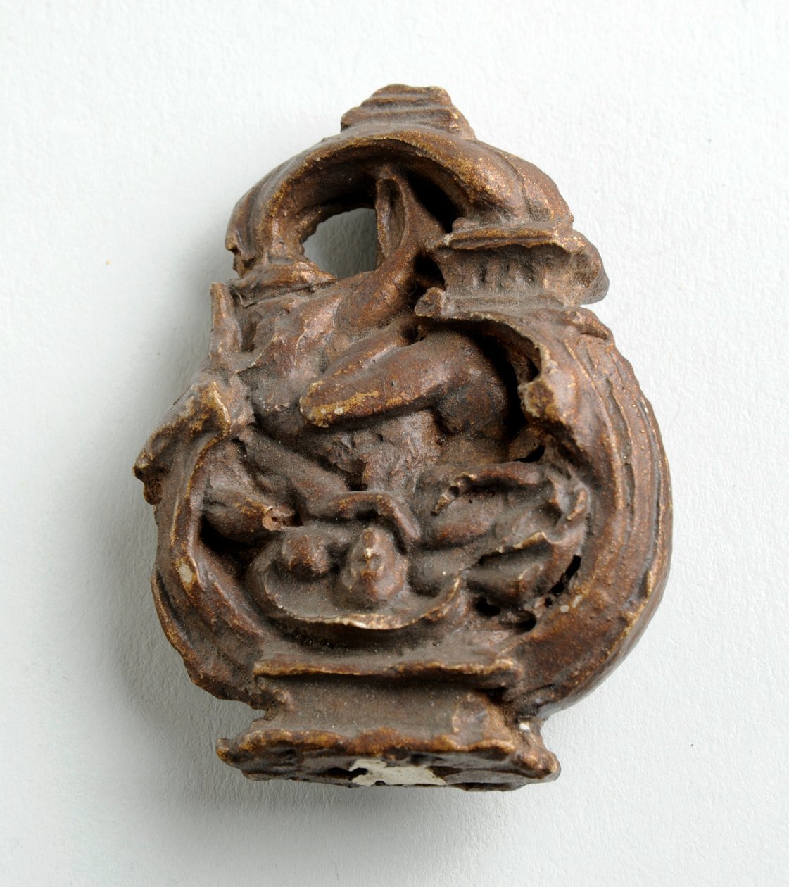 Maquette kulcs íjhoz, Ámor suttogásával egy ülő lánynak: három vázlat a központi csoport számára (gipsz) alkotó: Alfred Gilbert