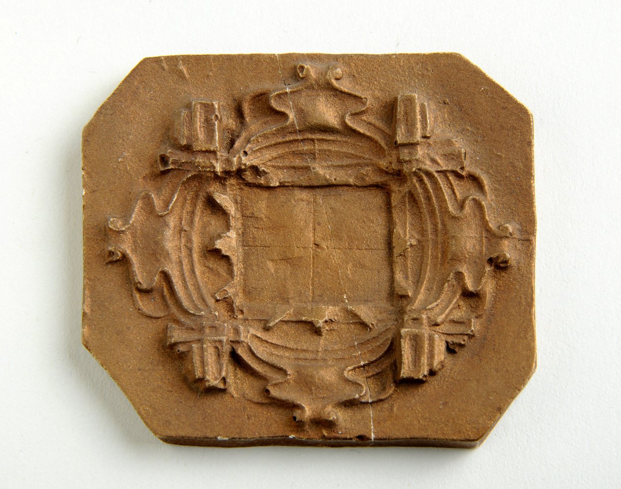 Makett nyolcszögletű emléktáblához (aranyozott vakolat) alkotó: Alfred Gilbert