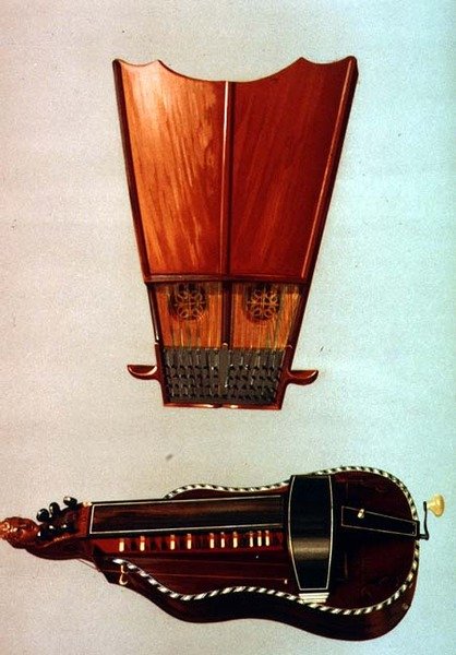 Egy haranghárfa és egy hurdy gurdy, a Hangszerekből (színes litó) alkotó: Alfred James Hipkins