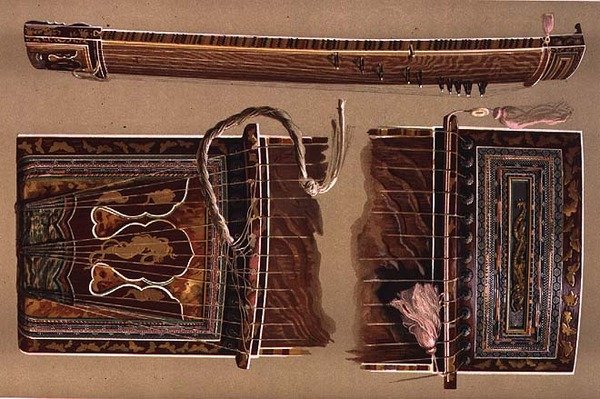 Koto, vagy japán hosszú citera, a „Musical Instruments”-ből (színes litho) alkotó: Alfred James Hipkins