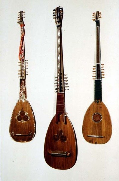 Három chittaroni, kettő Velencéből 1608 körül és egy Nagy-Britanniából 1885 körül, a "Musical Instruments"-ből (színes litho) alkotó: Alfred James Hipkins