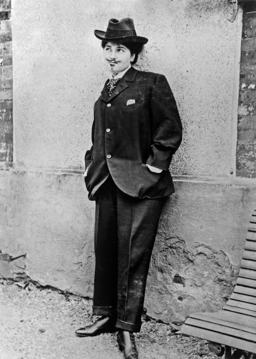 Mission Nathanson (1872-1950) leendő Mission Sert, férfinak öltözve, c. 1900, fotó Alfred Nathanson alkotó: Alfred Natanson