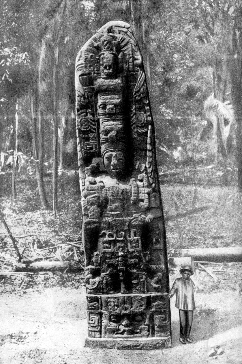 Rejtélyes monolit Quirigua őserdőjében, Guatemalában, 1922. alkotó: Alfred P Maudsley