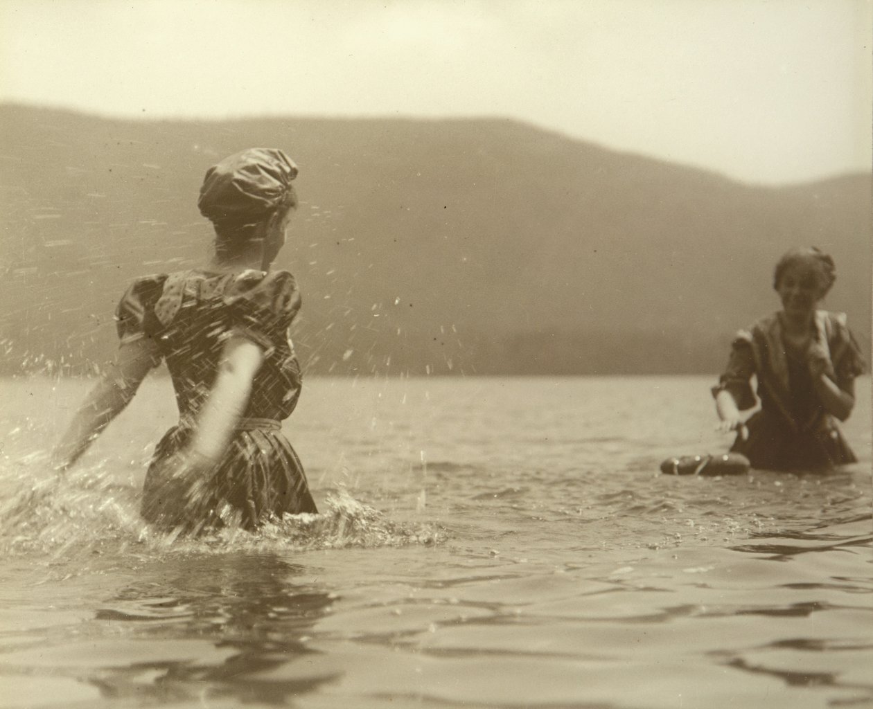 Emmy és Selma, Lake George, 1899. alkotó: Alfred Stieglitz