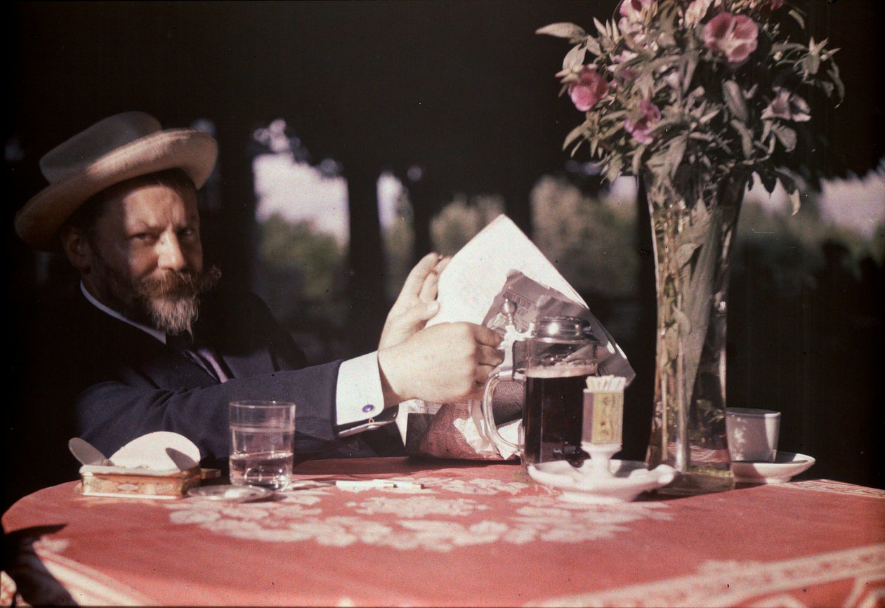 Frank Eugene asztalnál ül alkotó: Alfred Stieglitz