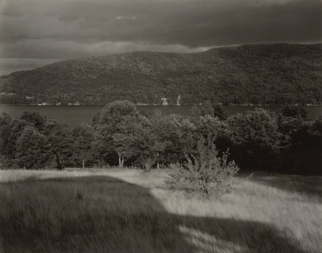 A George-tó a dombról nézve alkotó: Alfred Stieglitz