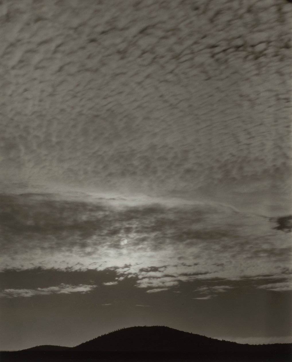 Zene – Tíz felhőfotóból álló sorozat, X. szám alkotó: Alfred Stieglitz