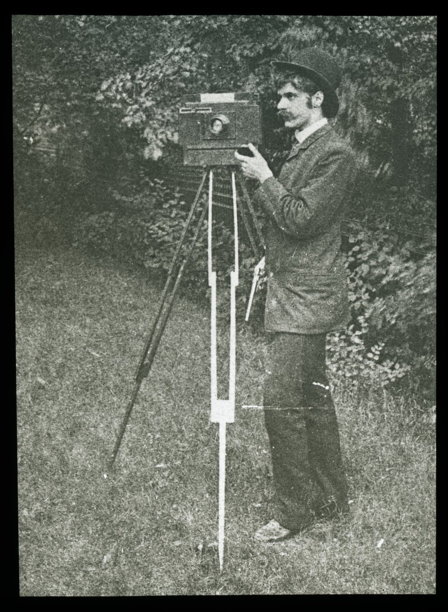 Önarckép fényképezőgéppel, állvánnyal és pisztollyal alkotó: Alfred Stieglitz