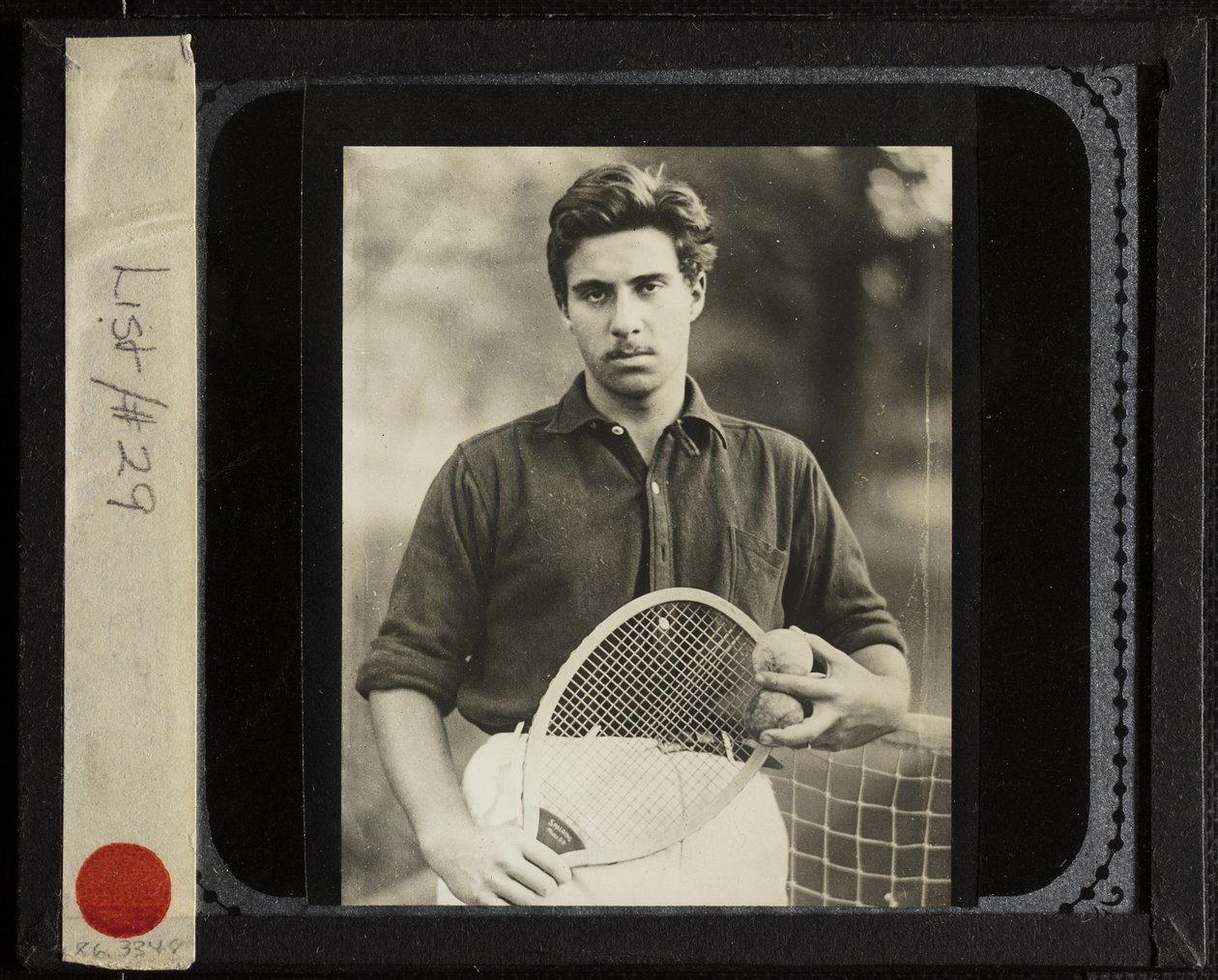 Cím nélkül (Edward unokaöcsém teniszütővel) alkotó: Alfred Stieglitz