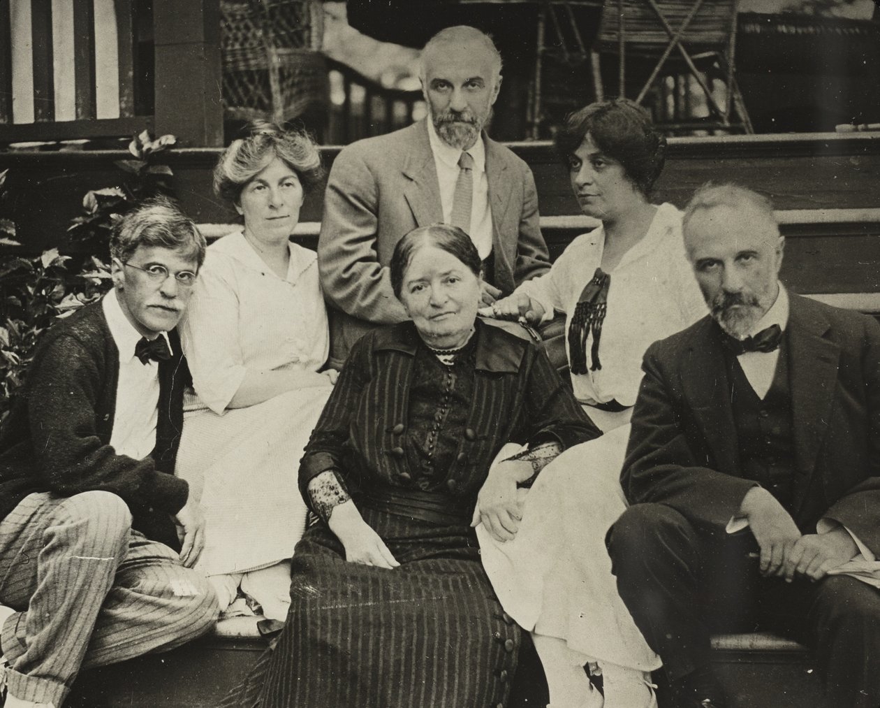 Cím nélkül (Stieglitz, Agnes, anya Hedwig, Julius, Selma és Lee az Oaklawn lépcsőjén) alkotó: Alfred Stieglitz