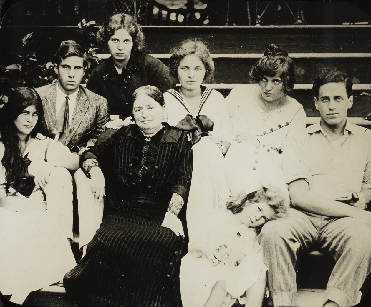 Cím nélkül (Stieglitz anyja, Hedwig az unokákkal az Oaklawn lépcsőjén) alkotó: Alfred Stieglitz