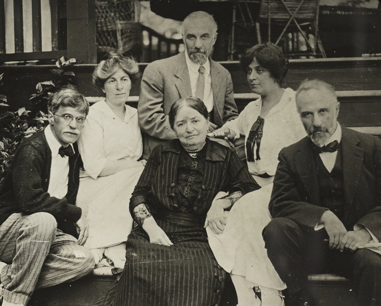 Cím nélkül: Stieglitz, Agnes, anyja Hedwig, Julius, Selma és Lee Oaklawn lépcsőjén, 1910 vagy 1912. alkotó: Alfred Stieglitz