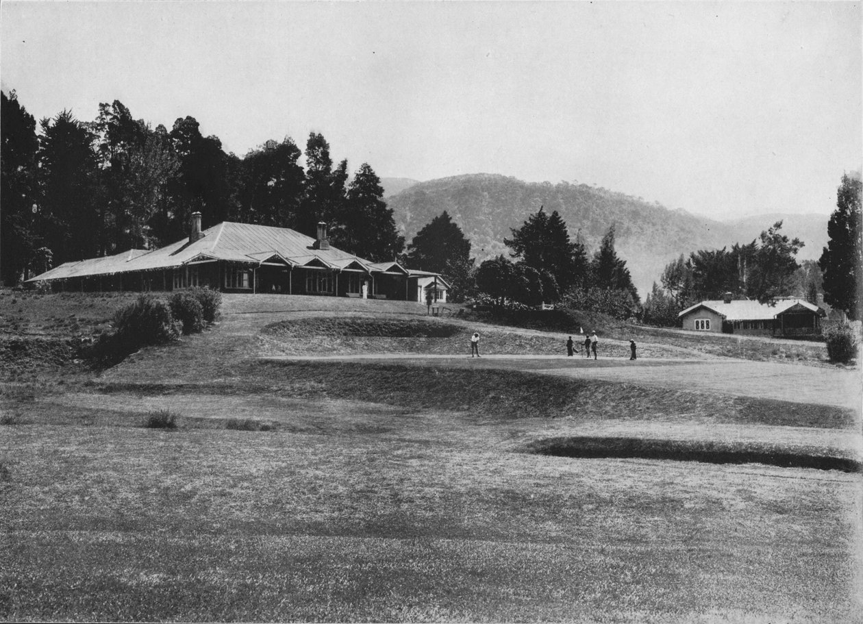 18th Hole and Club House, Golf Links, Nuwara Eliya, Elevation 6200 Feet, c1890, 1910 alkotó: Alfred William Amandus Plate