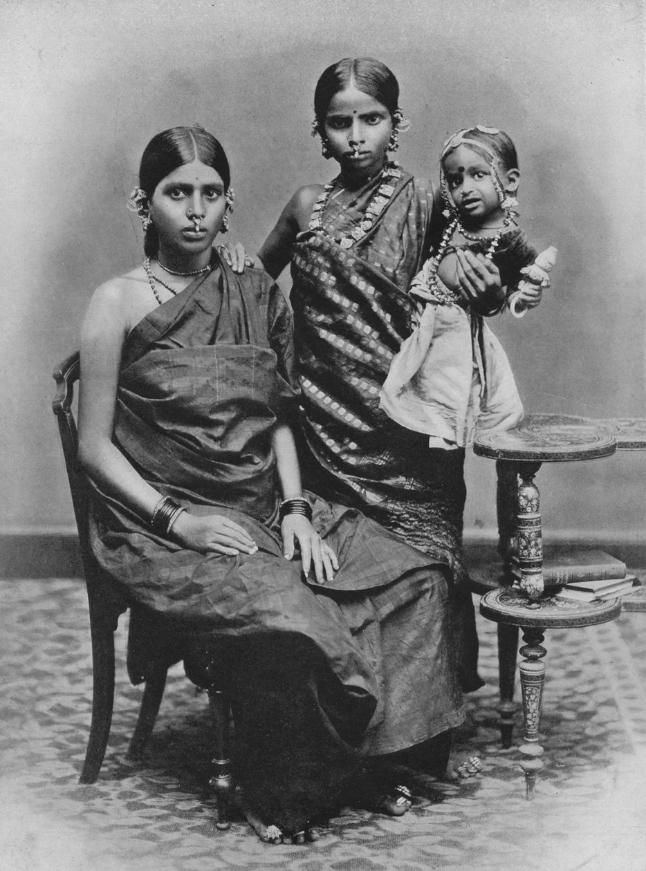 Tamil hölgyek távoli és lábujjdíszekkel, c1890, 1910 alkotó: Alfred William Amandus Plate