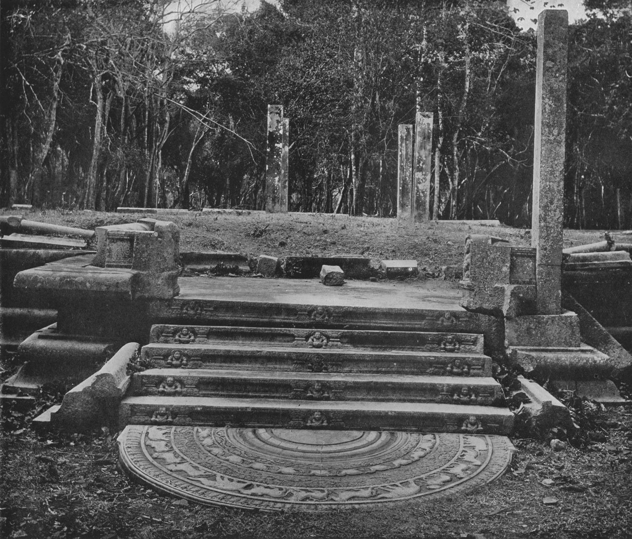 Anuradhapura romvárosai. Holdkő és lépcsők, 1890, 1910 alkotó: Alfred William Amandus Plate