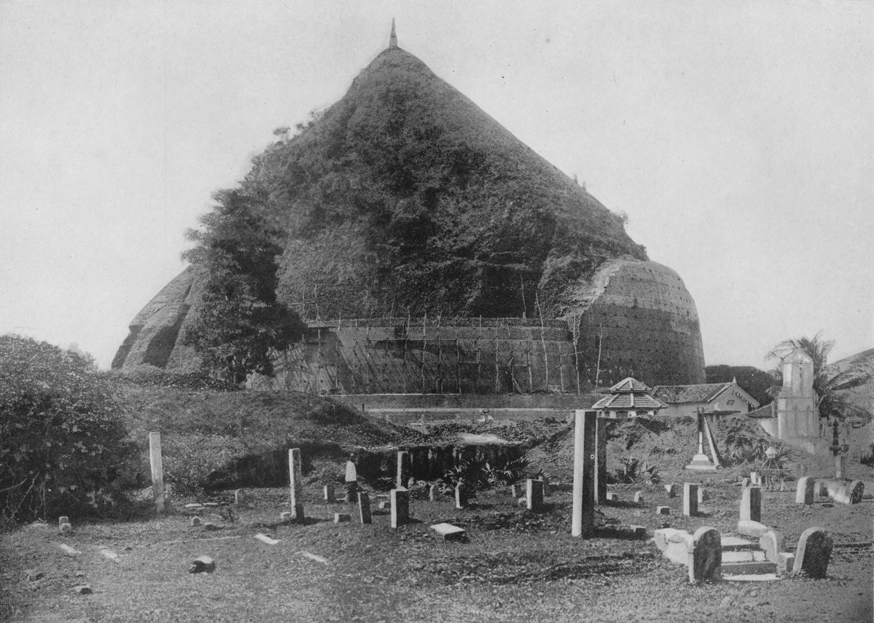 Anuradhapura romvárosai. Ruanwella Dagoba, Elephant Platform, c1890, 1910 alkotó: Alfred William Amandus Plate