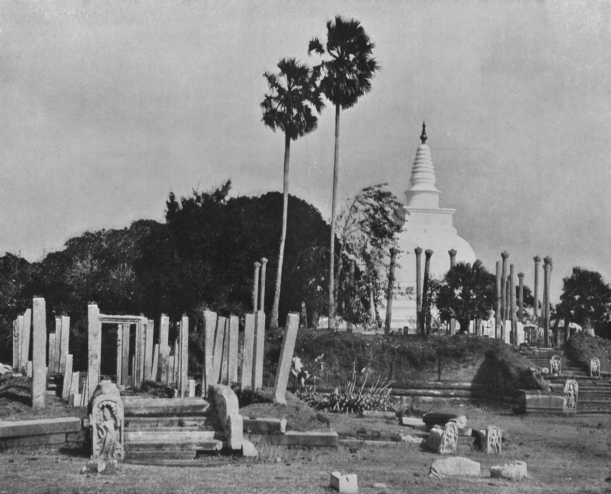 Anuradhapura romvárosai. Thuparama Dagoba, c1890, 1910 alkotó: Alfred William Amandus Plate