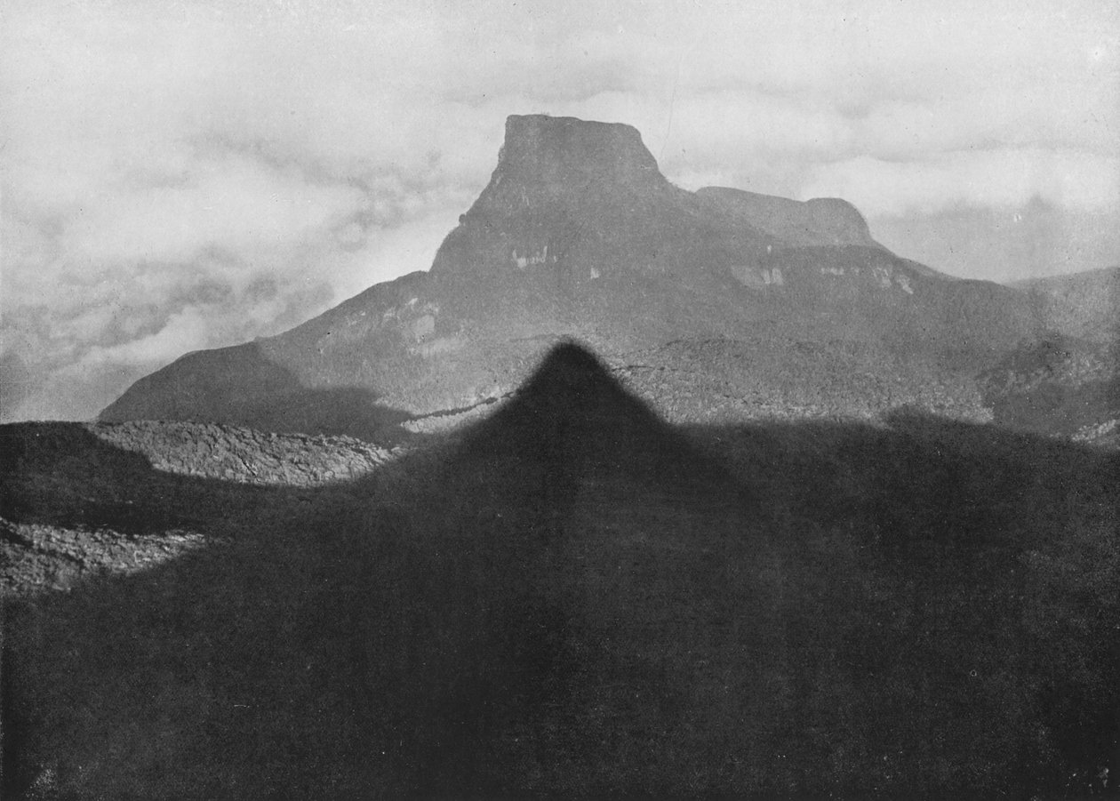 Adams Peak árnyéka és a Biblia szikla. A napkelte csúcsáról készült, 1890, 1910 alkotó: Alfred William Amandus Plate